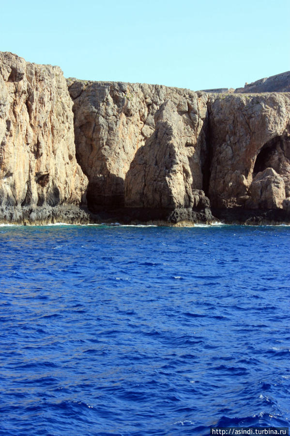 Черная полоса свидетельствует о том, что после землетрясения одна часть острова поднялась над водой. Остров Крит, Греция