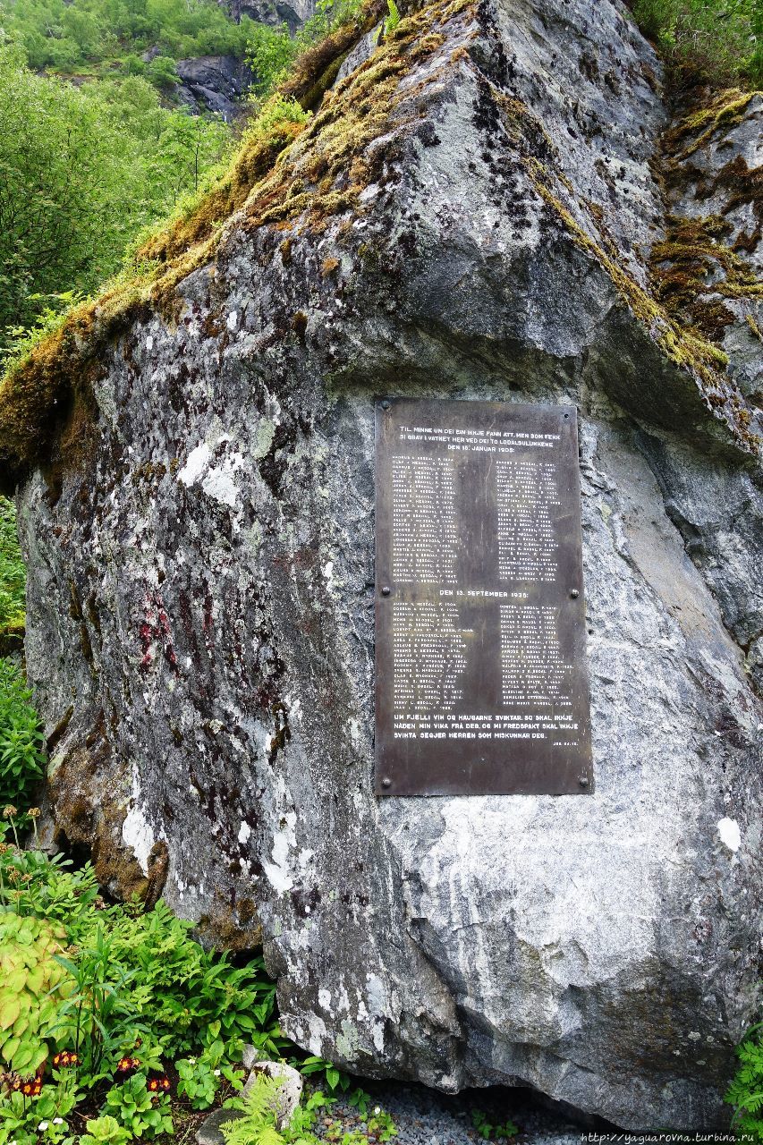 По дороге с облаками вдоль долины Лодален Олден, Норвегия По дороге с облаками вдоль долины Лодален Олден, Норвегия