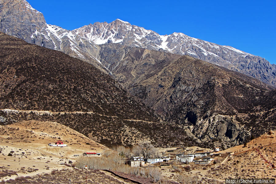 Слева отдельно есть буддисткий храм, я его позже сфографирую с приближением Самар, Непал