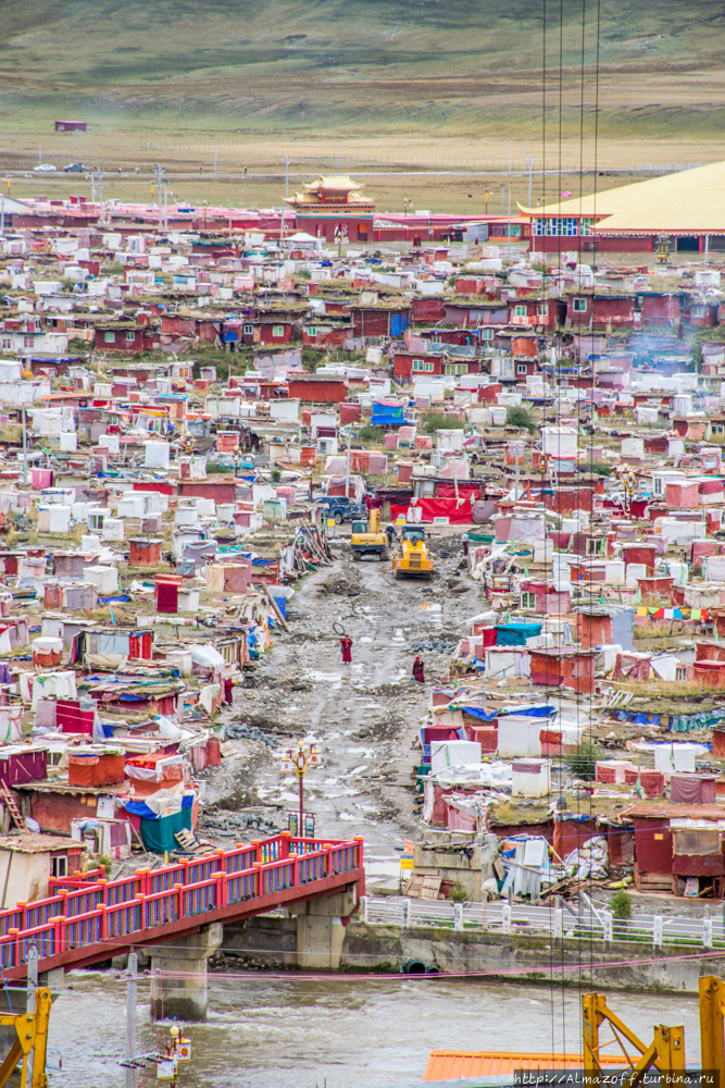 Монастырь Яченг Гар — самый большой ретритный центр Тибета Яченг Гар, Китай