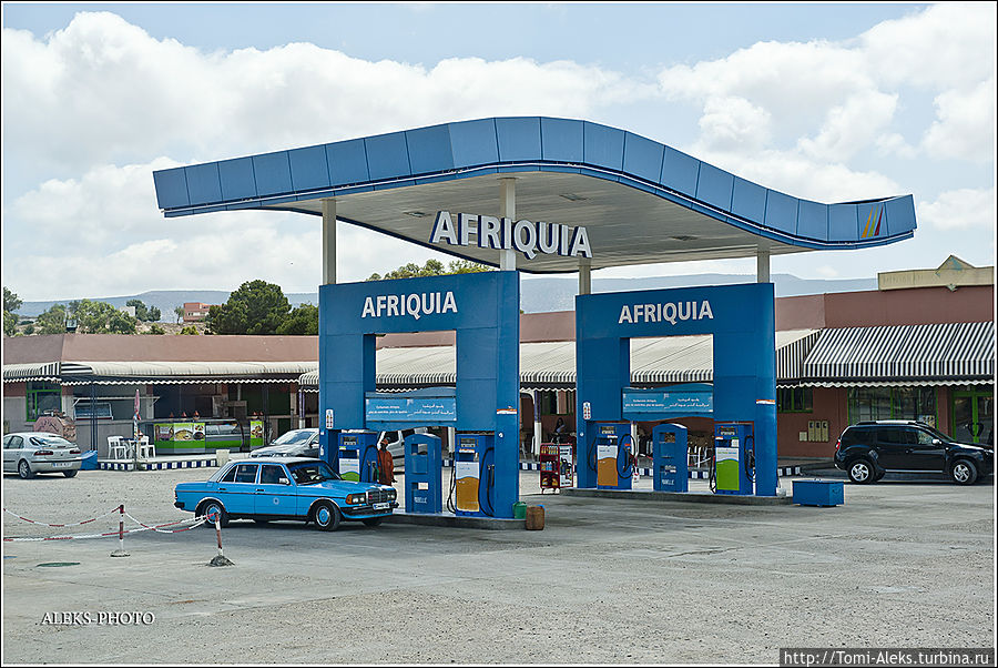 Типичная придорожная заправочная станция...
*