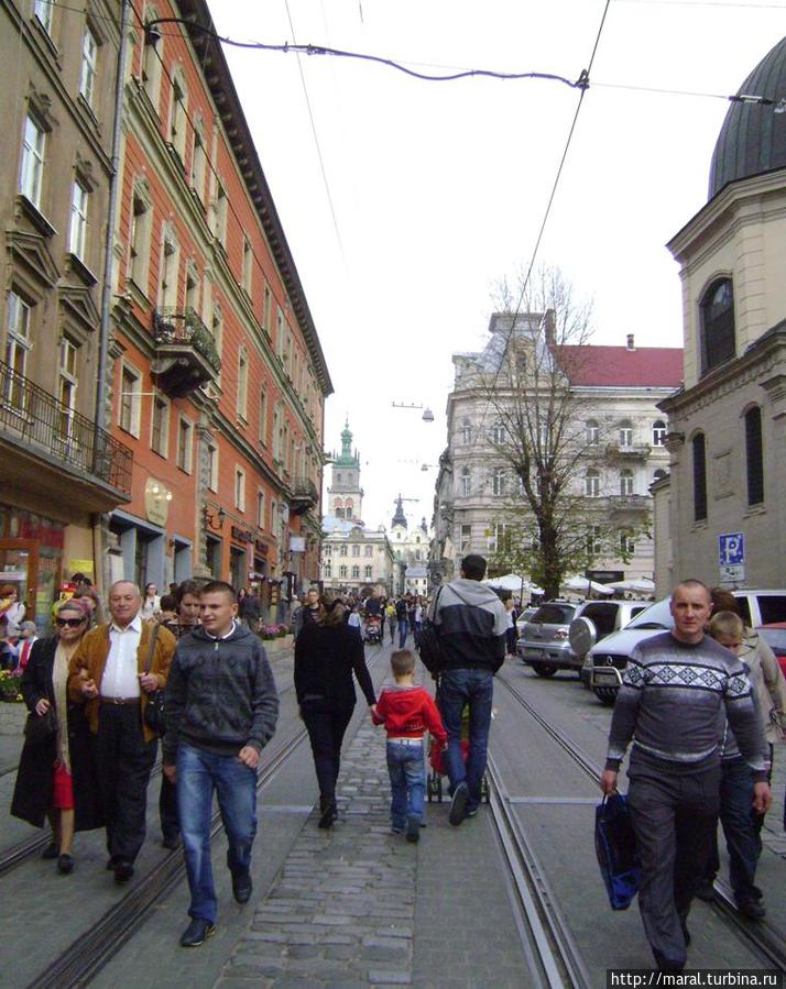 Шагая от часовни Боимов, обойдём Латинский собор, выйдем на Кафедральную площадь и по трамвайным рельсам вернёмся на Галицкую улицу Львов, Украина