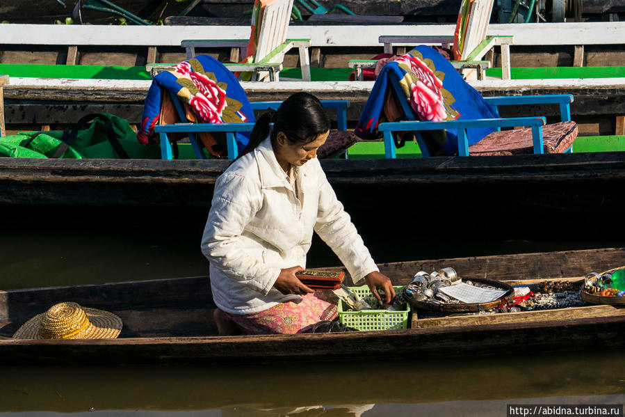 Когда вы уже будете отплывать, за вами поплывут торговки украшениями и будут плыть за вами и предлагать. Я купила! Озеро Инле, Мьянма