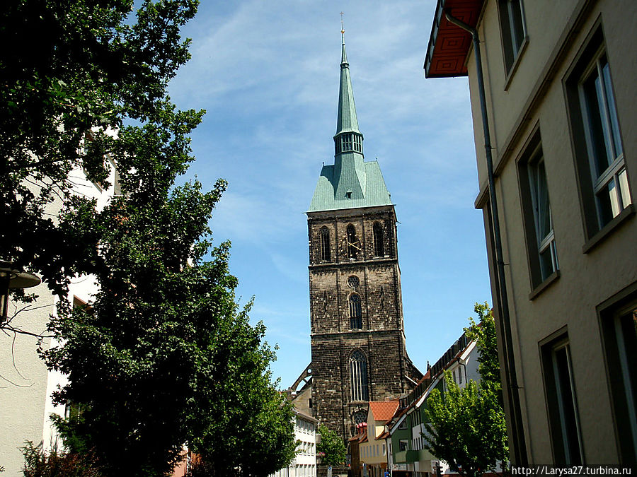 Церковь Св. Андрея (14в.) с башней 114 м — самая высокая в Нижней Саксонии