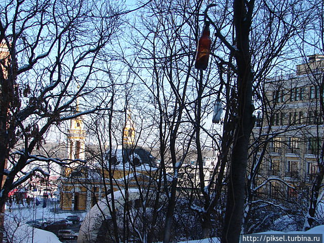 Зима.   Вид на Рождественскую церковь с улицы Боричев Ток Киев, Украина