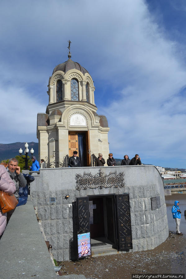 Мемориальная доска погибшим на теплоходе Армения находится справа от входа Ялта, Россия