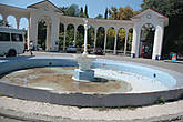 Площадь с колоннадой и фонтаном