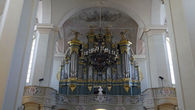 Нынешний орган на 65 голосов и с 3600 трубами — самый большой в Литве. На органных хорах установлен бюст композитора Станислава Монюшко, который в 1840—1858годах жил в Вильне и несколько лет был органистом костёла.