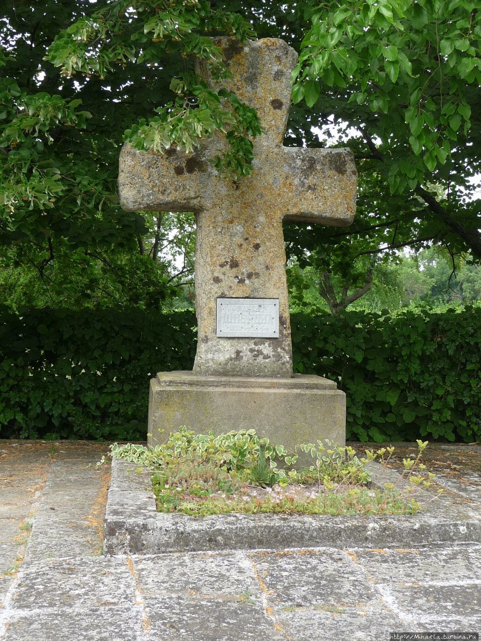 Крест на могиле Шкорпила