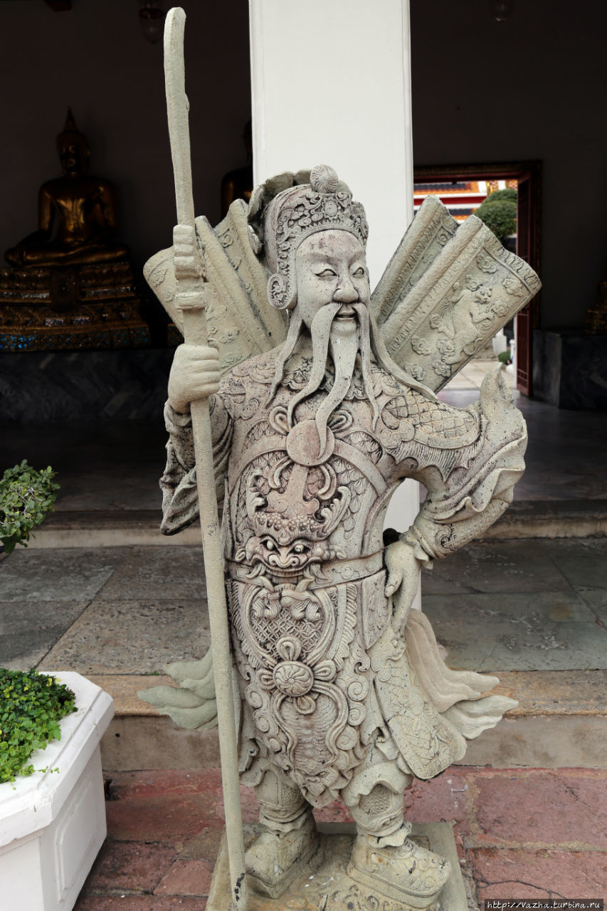 Одна из скульптур охраняющих ворота Храма Бангкок, Таиланд