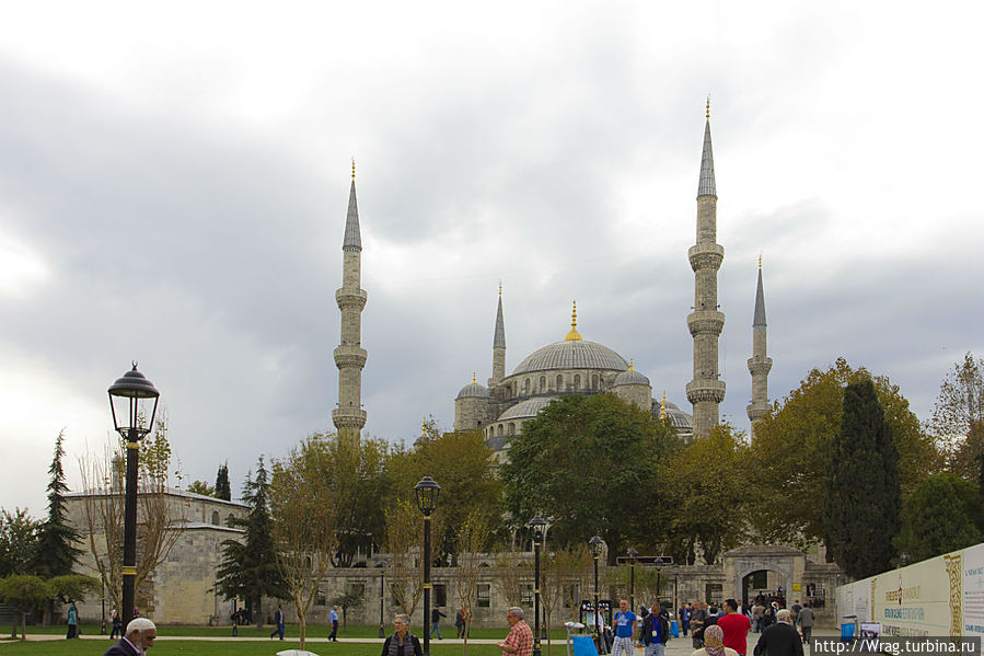 Обойдя все эти колонны, пора было посетить и Голубую мечеть или Мечеть Султанахмет — это первая по величине и одна из самых красивых мечетей Стамбула. Она насчитывает шесть минаретов: четыре, как обычно, по сторонам, а два чуть менее высоких — на внешних углах. Считается одним из величайших шедевров исламской и мировой архитектуры. Стамбул, Турция
