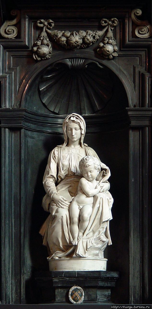 «Дева Мария с младенцем», созданная великим Микеланджело в Нотр-Дам, Брюгге. Фото из интернета Брюгге, Бельгия