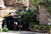В скале приютился музей Калиакра, в котором представлены некоторые археологические находки, относящиеся к разным периодам жизни мыса.