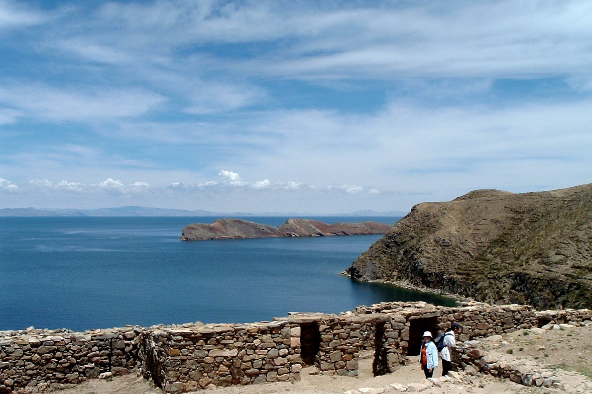 По озеру Титикака и островам Солнца и Луны Исла-дель-Сол, Боливия