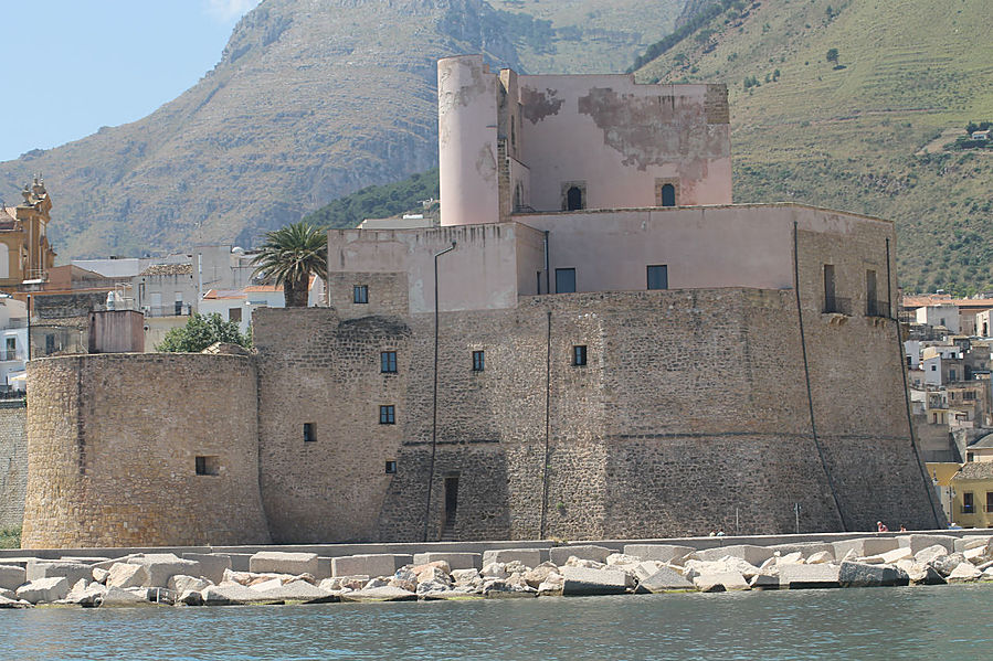 Сначала была крепость, построенная норманами, потом рыбацкая деревушка, которая разрослась и стала курортным городком