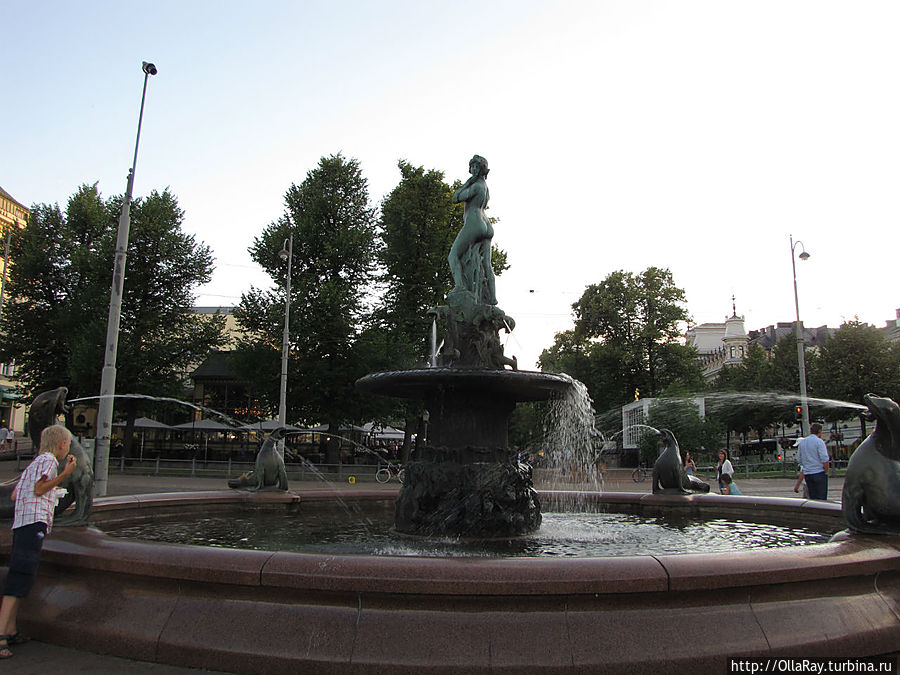 Хельсинки. Известный фонтан Аманда, который ежегодно одевают студенты.