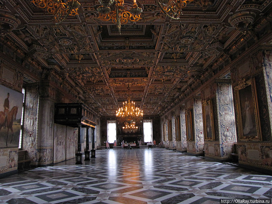 Большой Рыцарский зал поражает размахом. Тут танцевали.