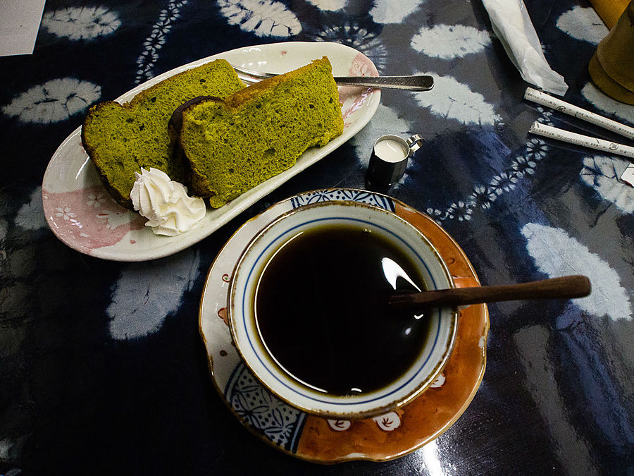 Очередная радость голодающего из Америки — бисквит из маття. Хотя все нормальные японцы ходят в это кафе за кофе со сладкими бобами вместо сахара. Как только не извращаются люди в провинции, чтобы выдумать свои оригинальные провинциальные блюда и скормить их приезжим из мегаполисов. За большие деньги, ага.