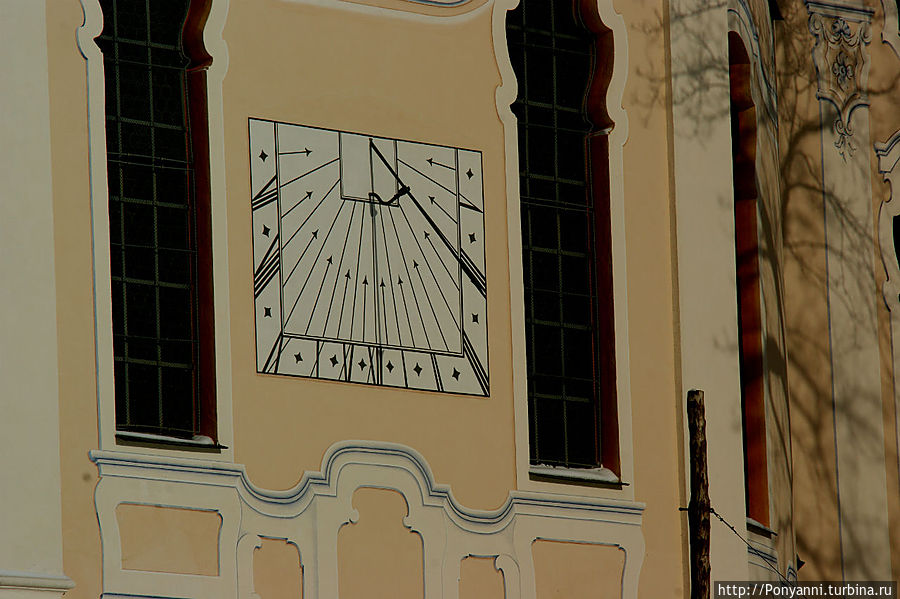 Солнечные часы на стене кирхи. Штайнгаден, Германия