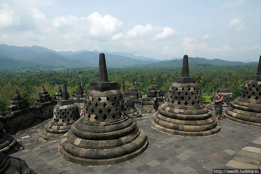 С вершины храма Боробудур открывается роскошный вид на окрестности . Ява, Индонезия