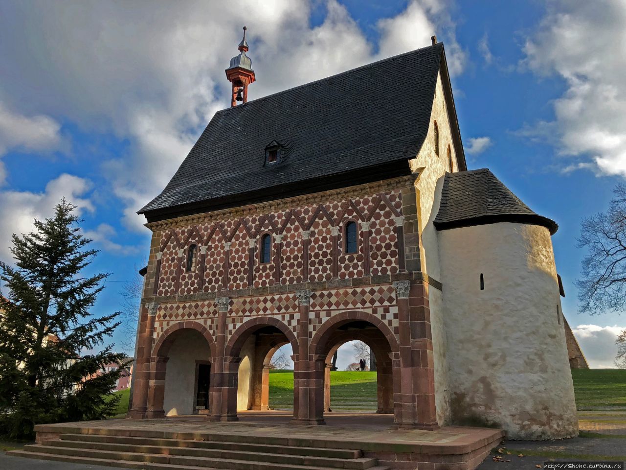 Монастырь и надвратная капелла в городе Лорш Лорш, Германия