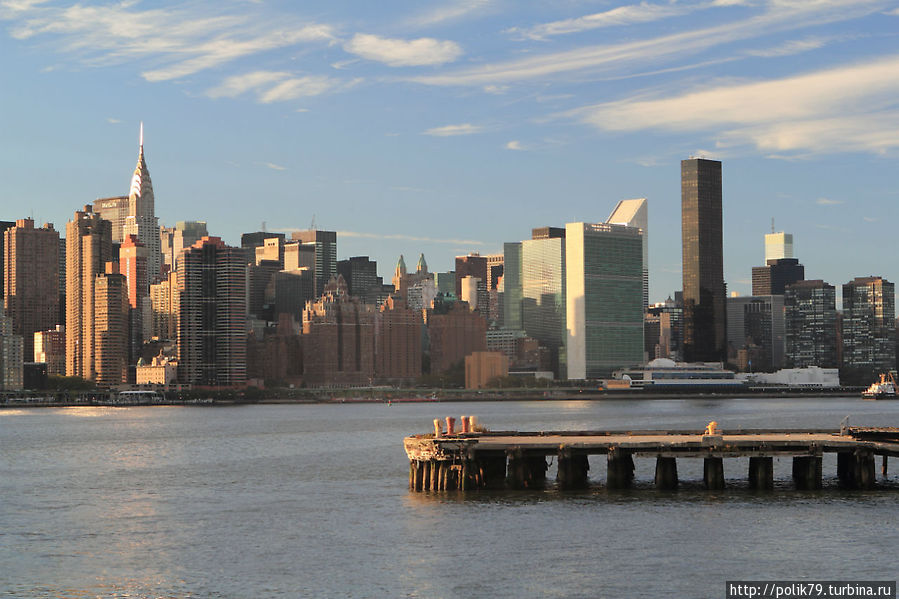 Манхэттен. Вид из Бруклина. Плоское здание с белым торцом на набережной — это штаб-квартира ООН. Нью-Йорк, CША