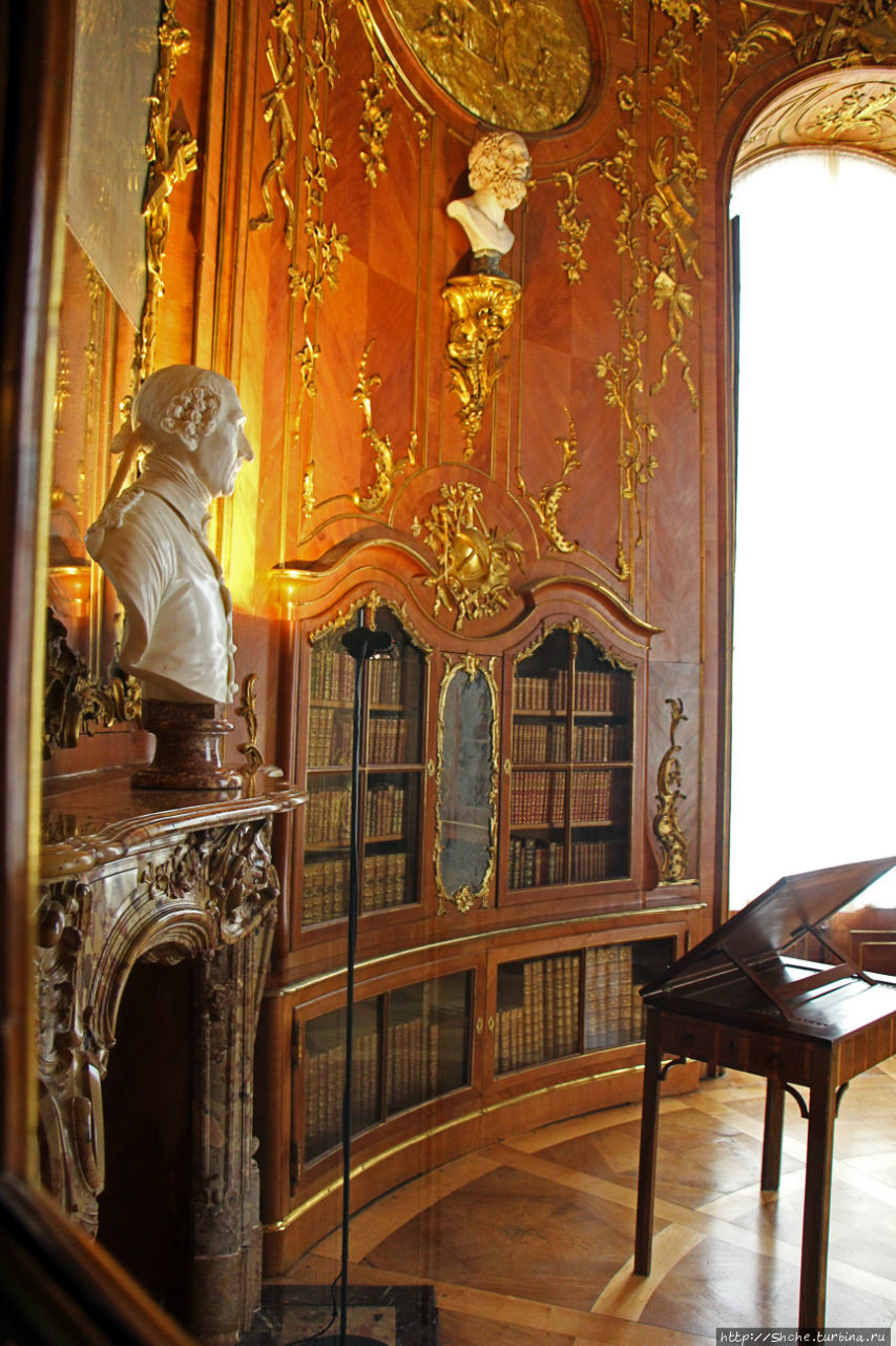 личная библиотека, король очень любил читать и собирал коллекцию книг... Потсдам, Германия