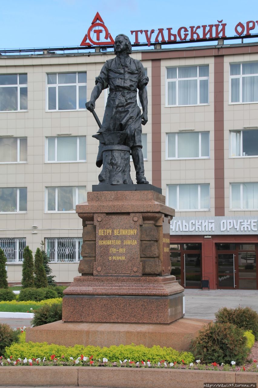 Памятник Петру 1 по указу которого в 1712 году начал работу Оружейный завод Россия
