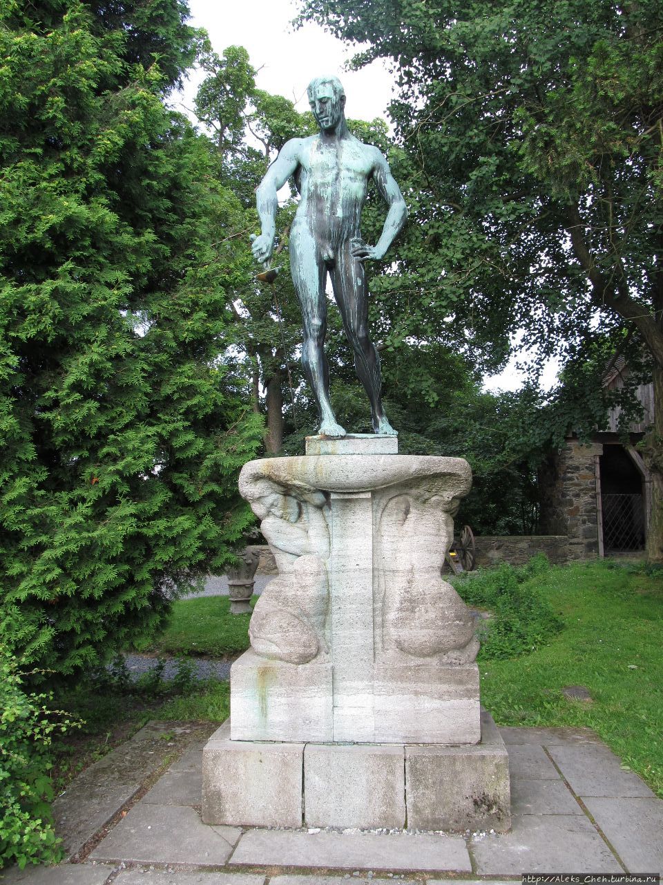 Статуя Фехтовальщика на территории замка Чоха (копия вроцлавского) Вроцлав, Польша
