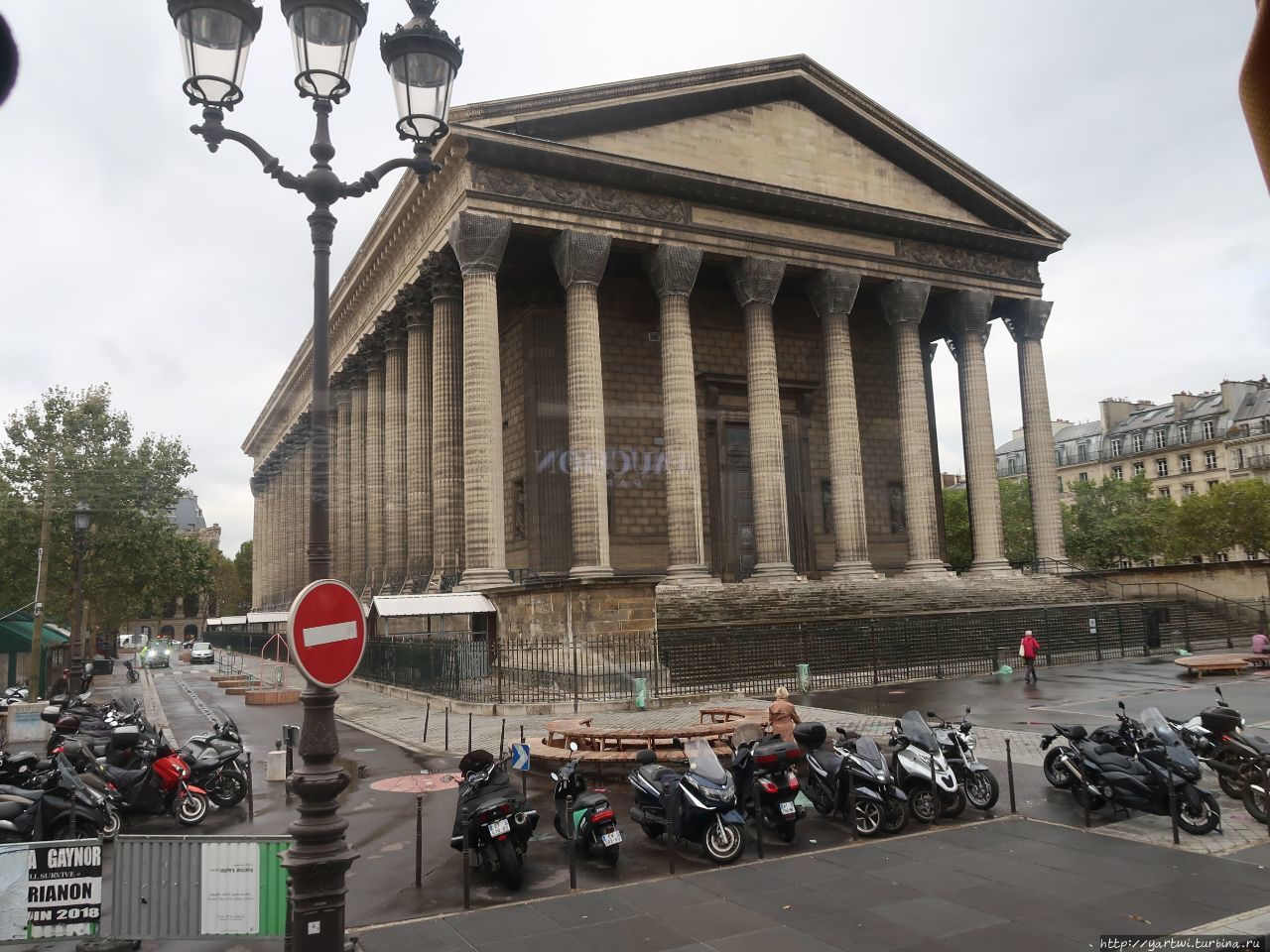 Церковь Святой Марии Магдалины в 8-м округе Парижа, на одноимённой площади, вписанной в ансамбль более крупной площади Согласия. Париж, Франция