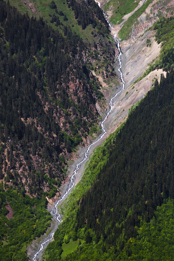 С соседних гор текут реки.. Вид завораживает..