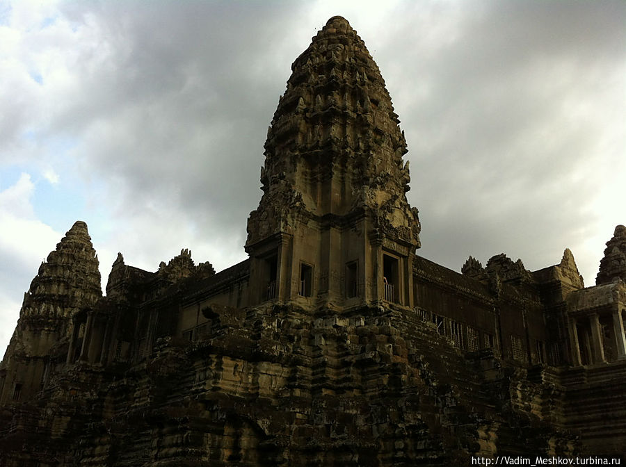 Такие высокие башни-храмы назывались прангами. Ангкор (столица государства кхмеров), Камбоджа
