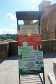 У входа в город стоит рекламный щит, на котором размещена информация о музеях Питильяно.