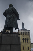 Мрачная глыба непропорционально громоздкого Ленина не дает расслабиться на Красной площади. А еще с этого ракурса Владимир Ильич как-бы попирает известный дом Пааво Уотила.
