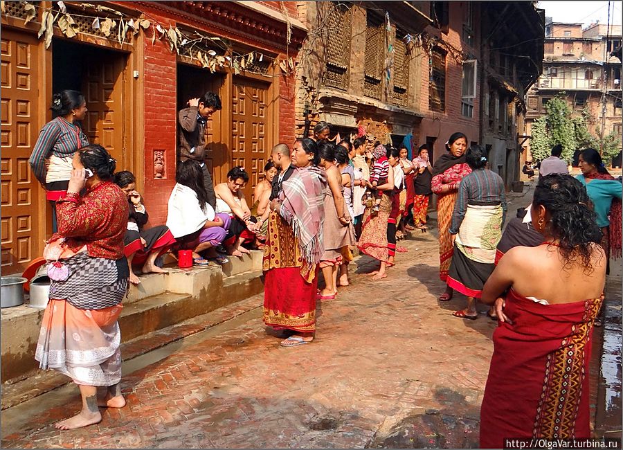 Под солнечными лучами стены домов, казалось, пламенели. Еще больше усиливала это впечатление яркая одежда женщин, тоже в красных тонах Бхактапур, Непал
