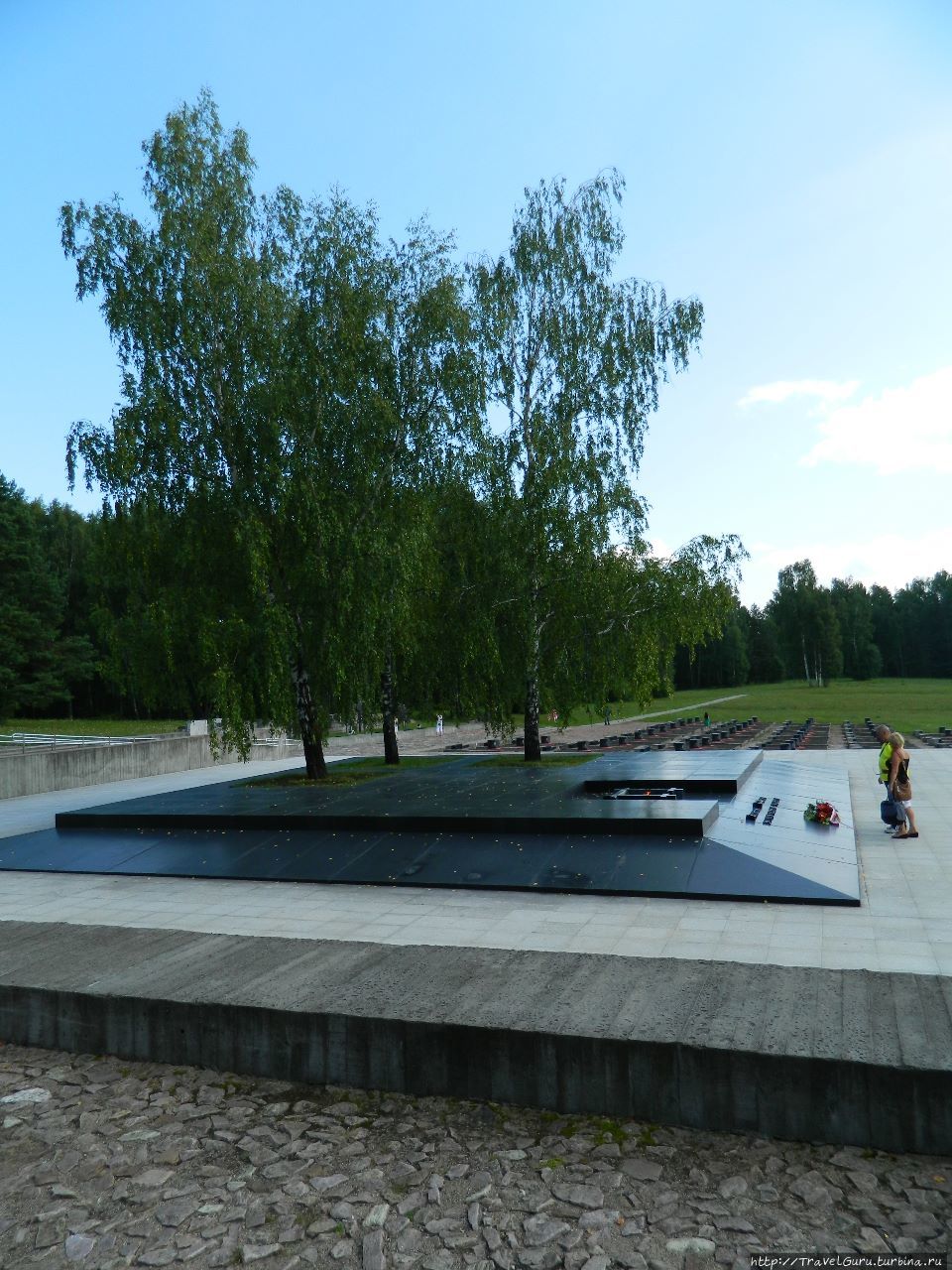 Вечный огонь на одном из 4-х углов квадратного монумента — символ гибели каждого 4-го жителя тогдашней Беларуси.