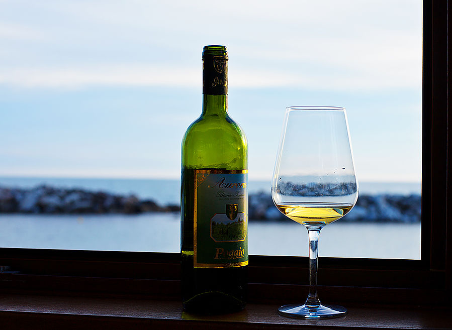 Где-то на море, в мае еще не сезон и мы единственные посетители ресторана