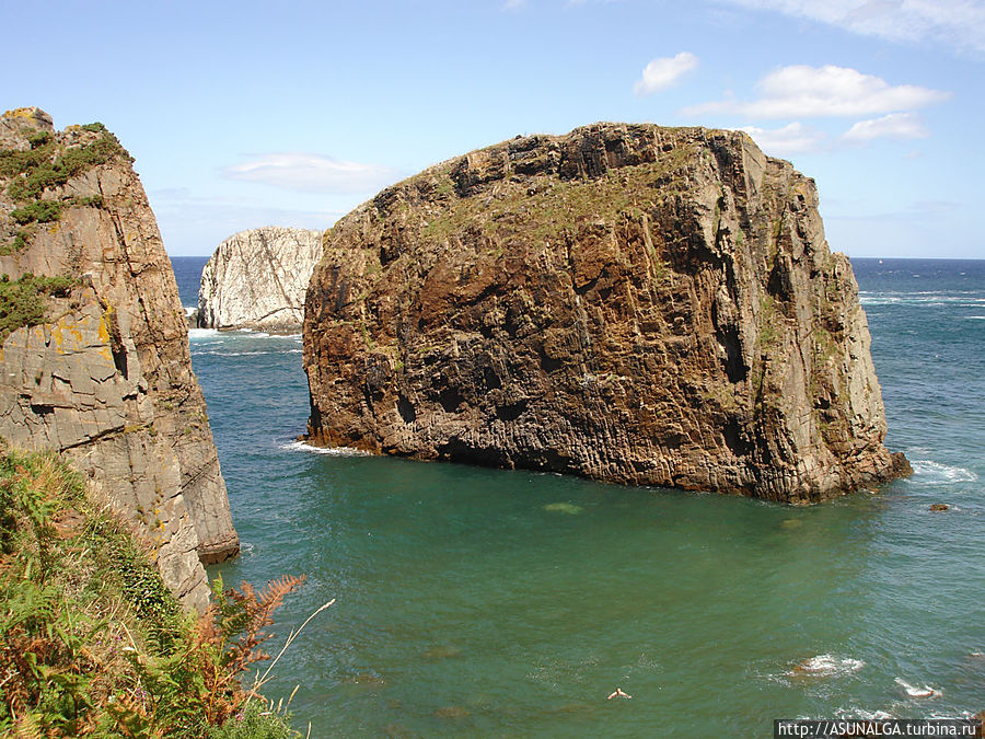 Главными отличительными особенностями местной географии являются: извилистое, скалистое побережье и горный ландшафт внутренней части региона.