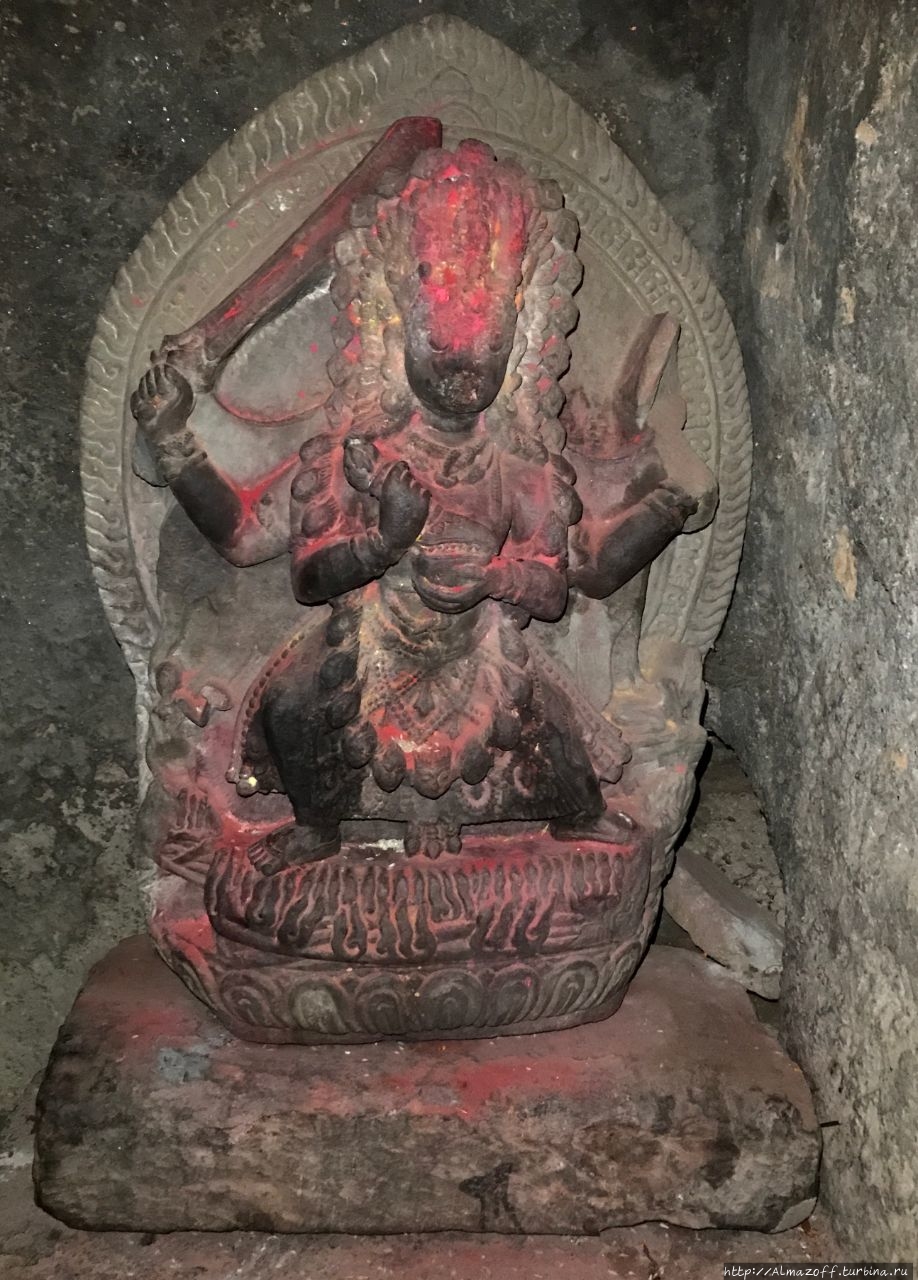 Каменное изображение Ваджрайогини Югра-тары в одной из пещер для медитации в Сангку.