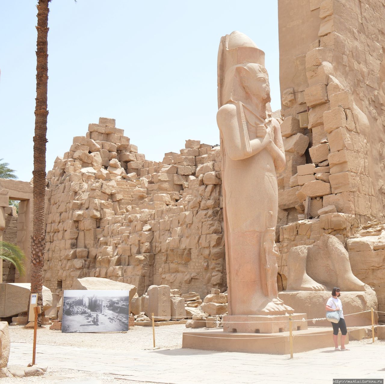 Статуя Рамсеса II с его дочерью Мерит-Амон. Луксор, Египет