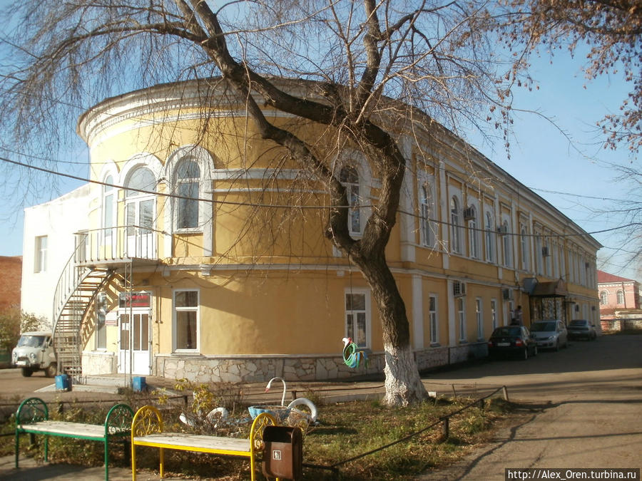 В настоящее время больница, неофициально называется архирейка,так как до революции это был Архиерейский дом. Оренбург, Россия