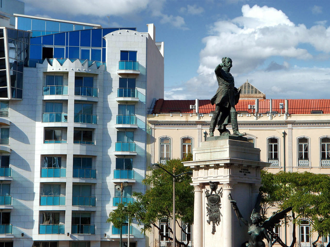 Памятник Маршалу Салдана на площади Praça do Duque de Saldanha Лиссабон, Португалия