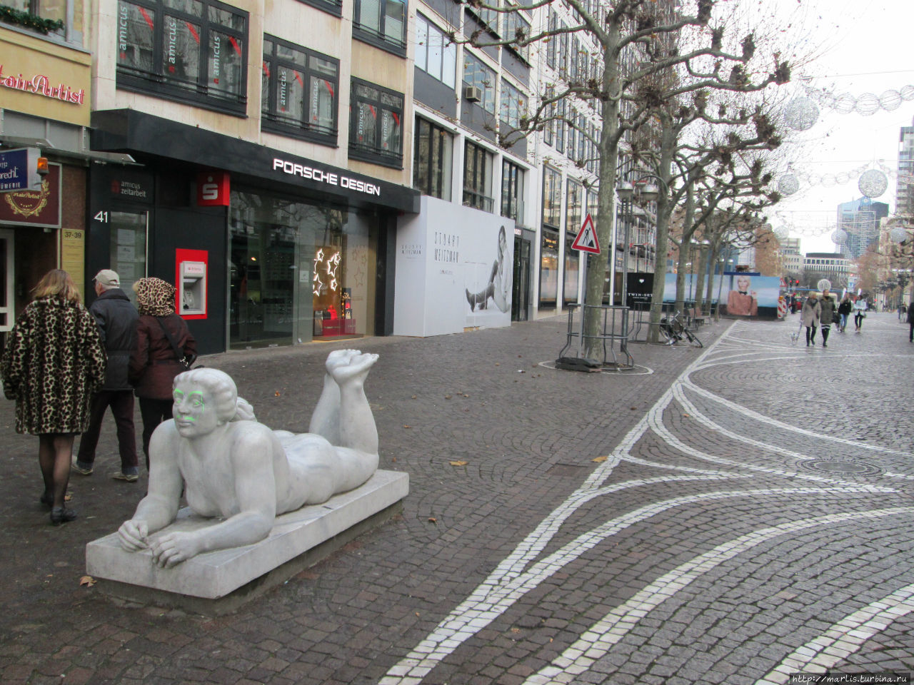 Большая Гретта почему-то разлеглась прям на улице Франкфурт-на-Майне, Германия