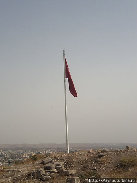 Национальный флаг присутствует повсюду. Шанлыурфа, Турция