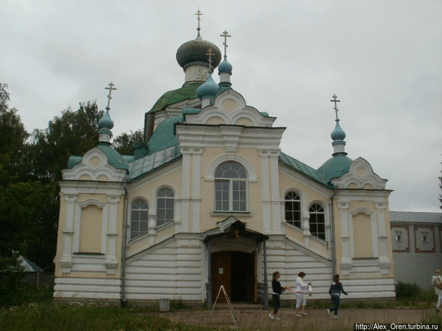 Надвратная церковь, ворота закрыты, церковная лавка. Тихвин, Россия