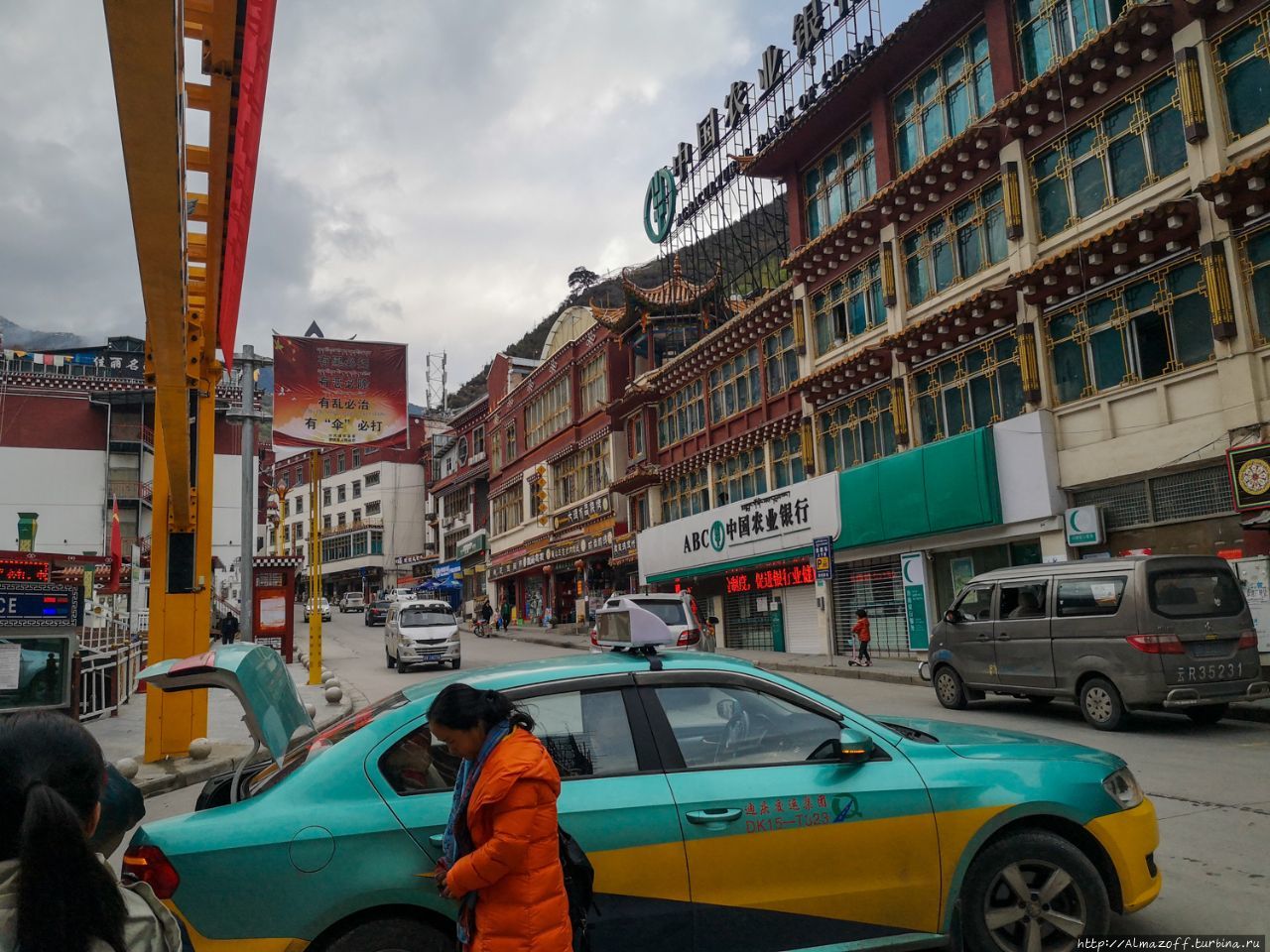 Кумачовое покрытие китайских дорог Децин, Китай