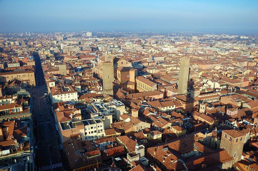 Кроме этих двух в Болонье осталось еще несколько башен. А ведь 800 лет назад их тут было несколько сотен! Болонья, Италия