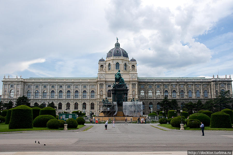 Музей естественной истории (напротив — здание-близнец Музея истории искусств) Вена, Австрия