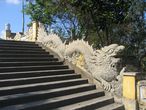 г. Нячанг. Пагода Лонгшон. Лестница, ведущая к сидящему на цветке лотоса Будде.