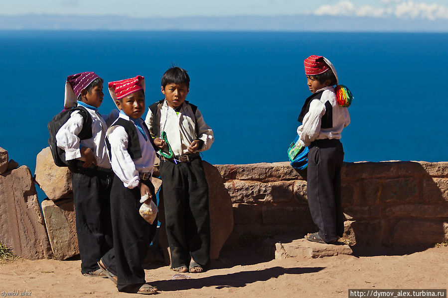 Видно, детям тяжеловато жить в условиях постоянного внимания Остров Такуили, Перу
